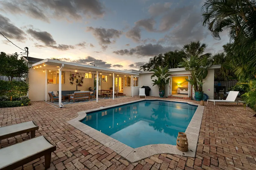 Chic Pied-à-Terre Private Pool in WPB - Image 1