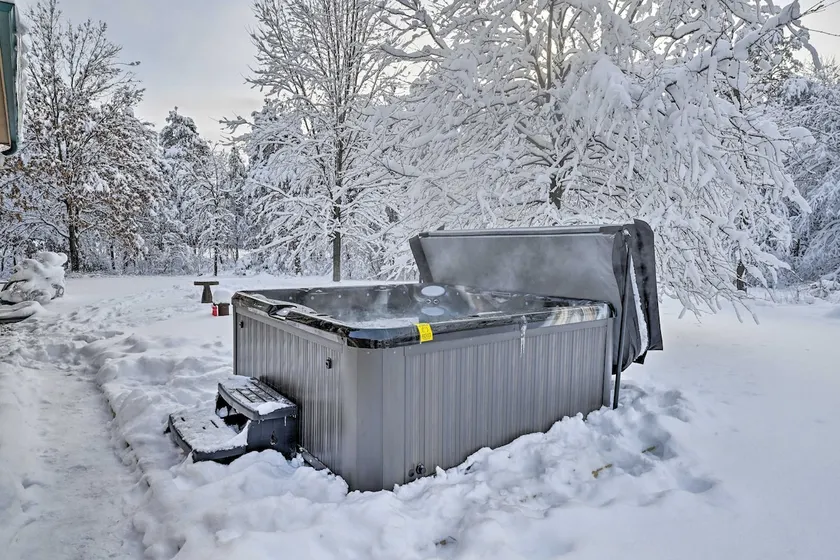 Nekoosa Golf Course Retreat w/ Hot Tub! - Image 1