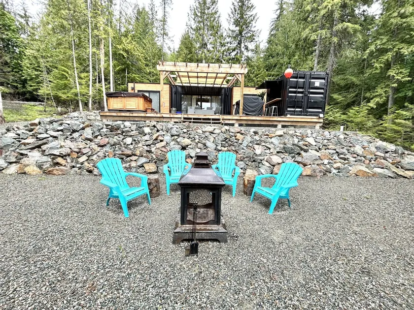 Shuswap Sea Can & Buoy Bar with HOT TUB & Buoy! - Image 1