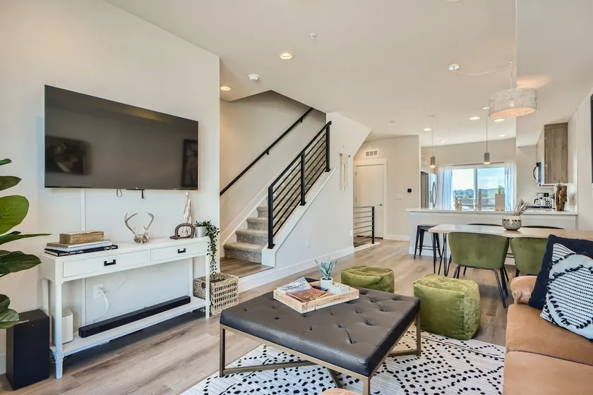 Quiet centrally located Denver hub w/ free parking - Image 1