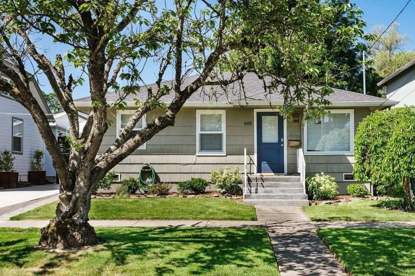 Charming Renovated Cottage, Perfect Location, Walk to Everything, Across From Park & Cultural Center - Image 1