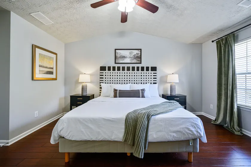 Modern 3BR Townhome Near Downtown Woodstock - Image 1