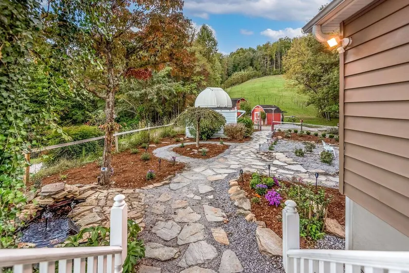 40 Acres w/Waterfalls, Vineyard, Stream, Blueberry - Image 1