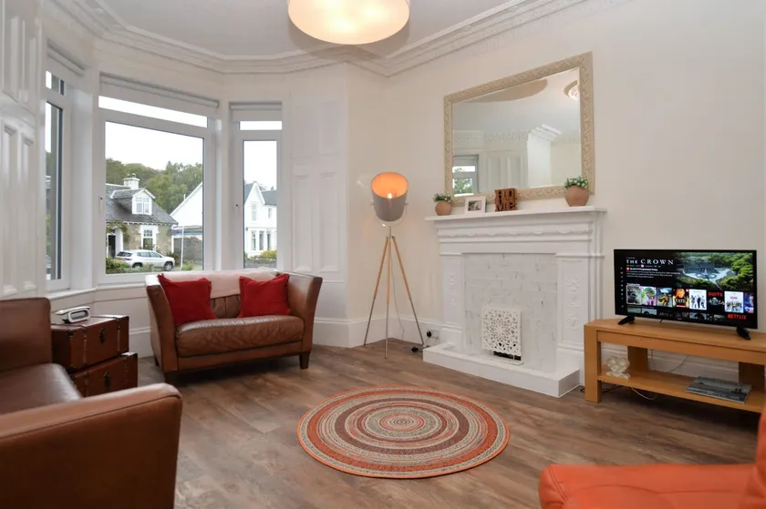 Glen Oirig, upper level apartment with sea views - Image 1