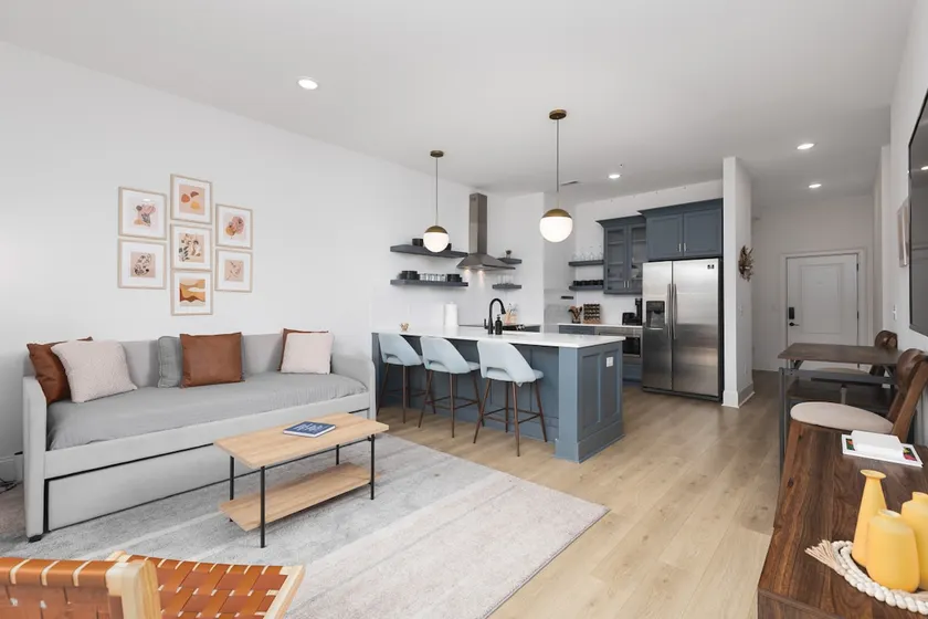Stunning Spacious Condo near Restaurants & Coffee - Image 1
