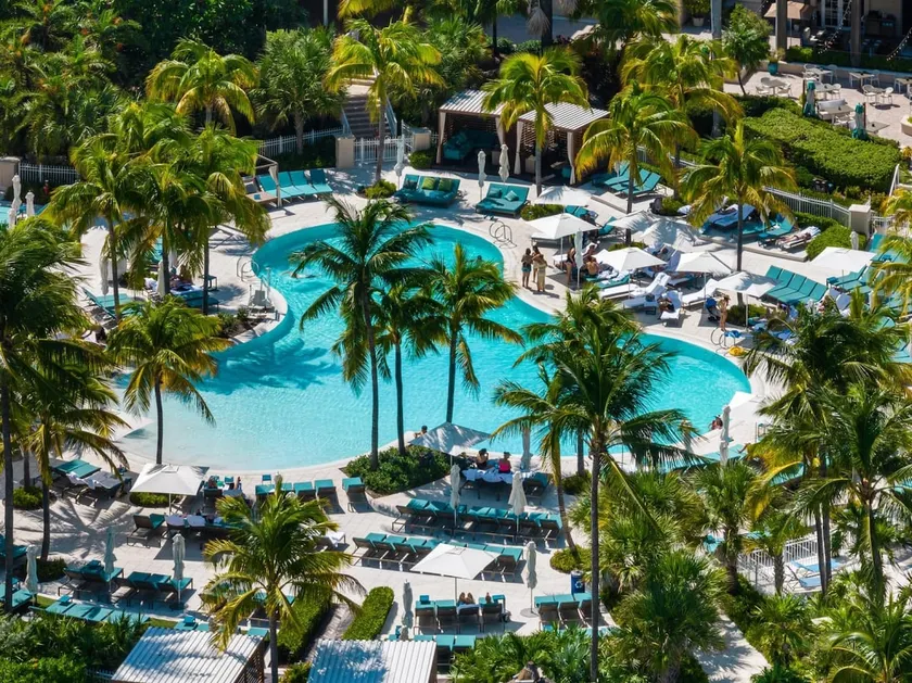Waterfront resort suite w/ pool & hot tub - Image 1
