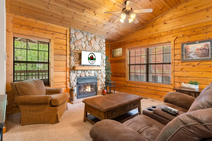 Fantastic Cabin with Fireplace & Whirlpool Tub - Image 1