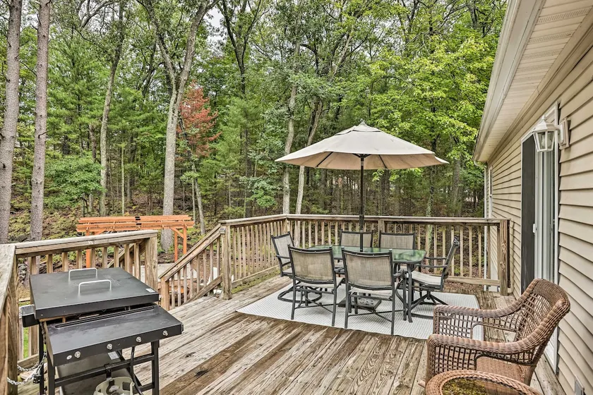 Charming Pentwater Home w/ Fire Pit & Yard! - Image 1