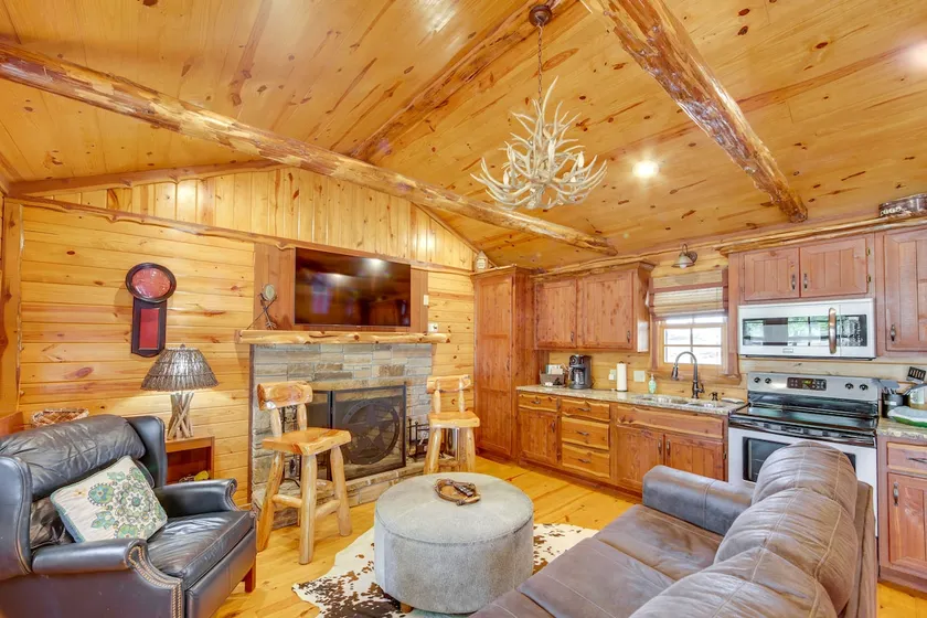 ‘The Deer’ Cabin Peaceful Refuge in East Texas - Image 1