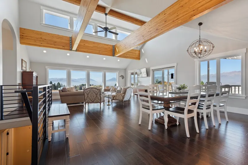 Stunning views sleeps 10 firepit decks hot tub - Image 1