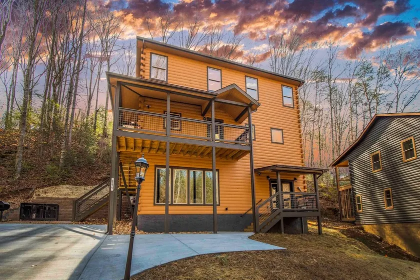 Lefty is 1 of 2 5BR/6BA private pool, game room, theater - Image 1