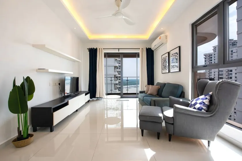 Comfy 3BR Apt in Danga Bay FREE Parking Sea View - Image 1