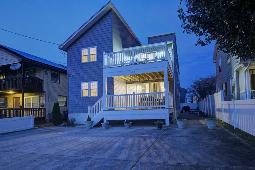 Maison de plage immaculée avec de grandes terrasses, beaucoup de stationnement, proche de tout !! - Image 1