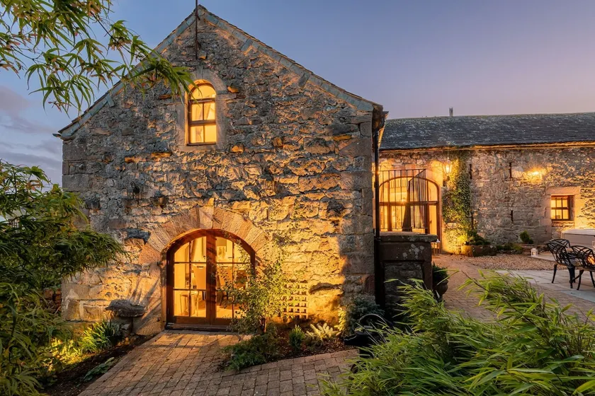 Luxurious holiday home with hot tub - Image 1
