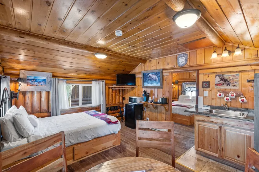 The Bucking Moose Wolf Suite: Cozy 2 Queen suite, just 1 minute from Yellowstone! - Image 1