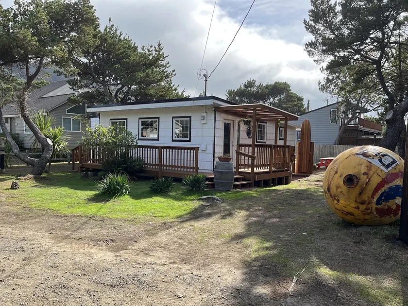 The Chillton Cozy cabin steps to beach - Image 1