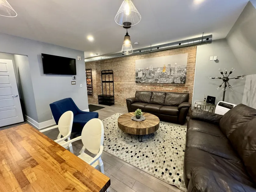 Lovely 3BD Condo Right Center of DT Mtl - Image 1