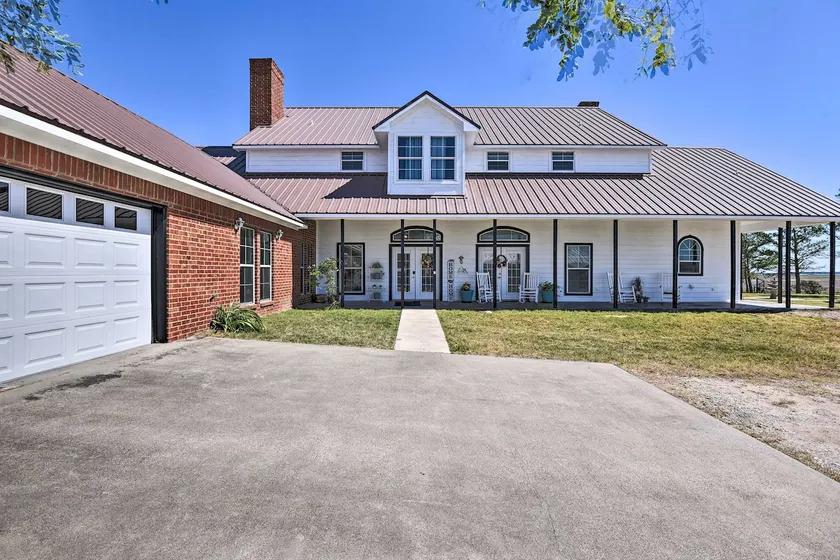 Patio & Covered Porch: Spacious Bellevue Home! - Image 1