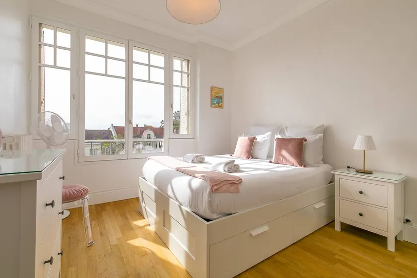 The Victor Hugo - 2 Bedroom Apartment with Garage - Image 1