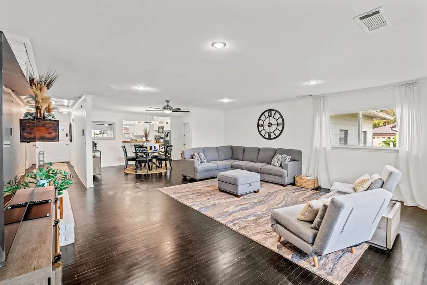 3BR/2BA Group Friendly Lakefront Retreat - Image 1