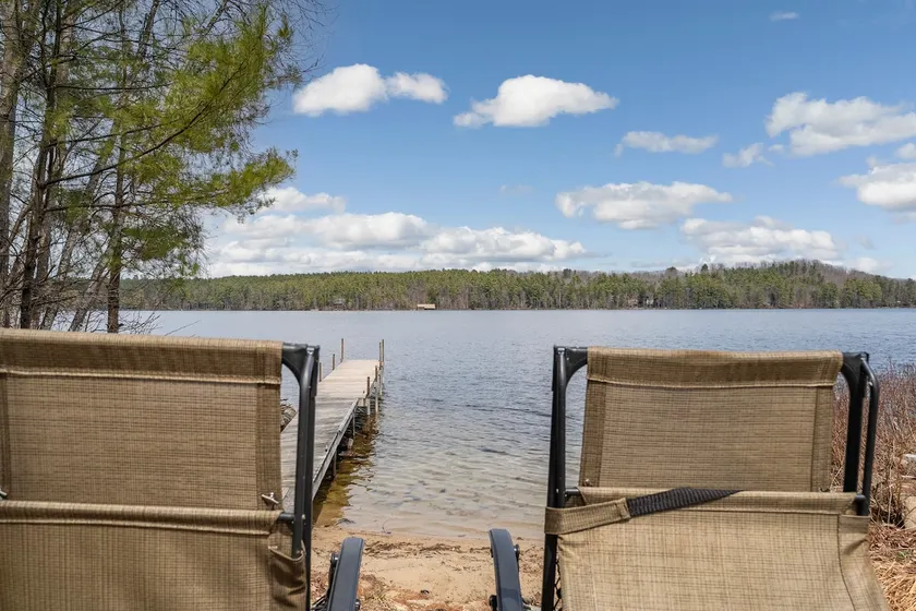 Cozy Lakeside Retreat: Pet-Friendly & Year-Round - Image 1