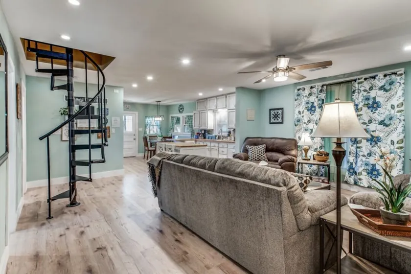 Stockyards! Less than 3 mins-Sleeps 8 -Gable House - Image 1