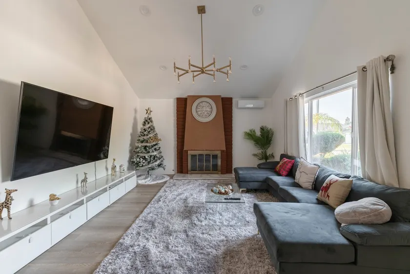 Sunny Heights Retreat: King Bed + Workspace + Deck - Image 1