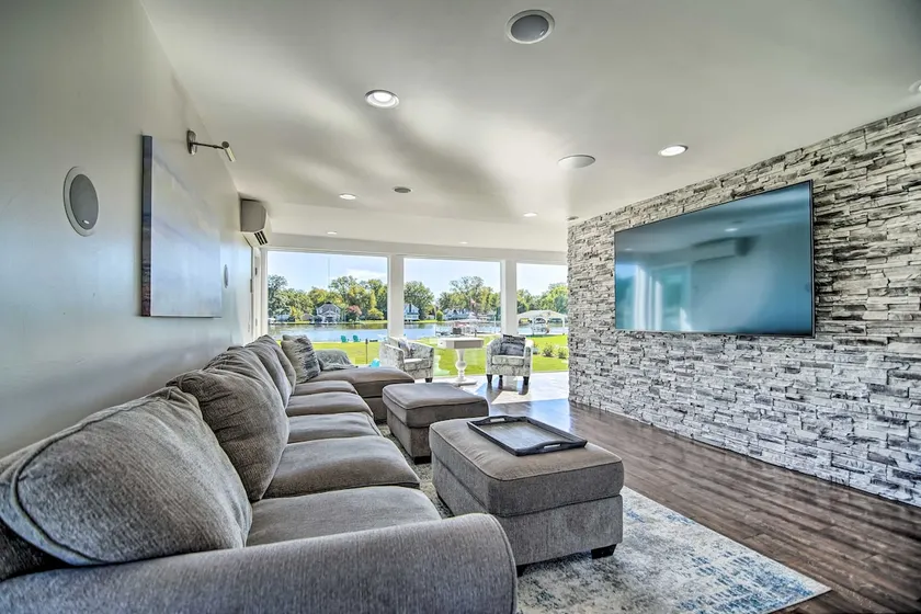 Home on Fox River: Modern Decor Style! - Image 1