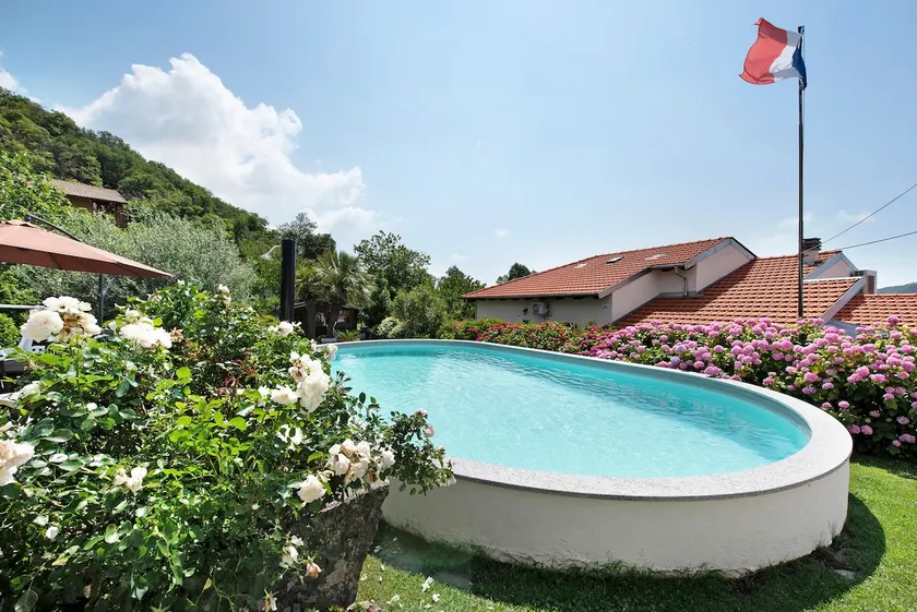 Barcollo House - Pool surrounded by greenery - Image 1
