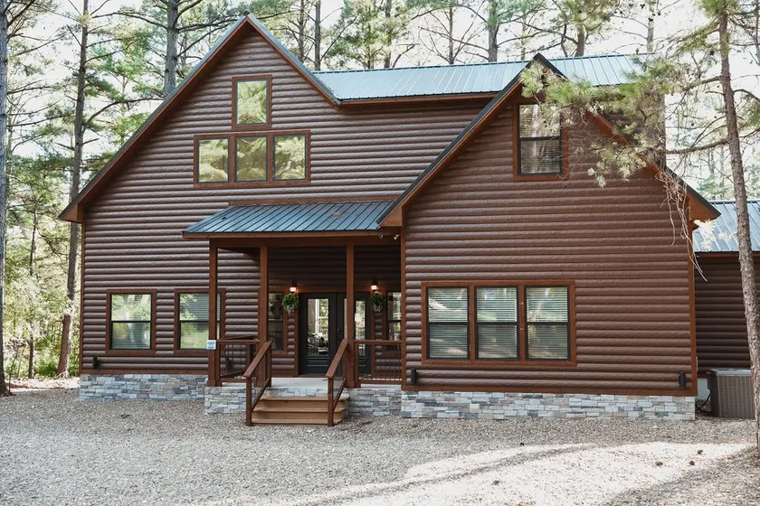 Stunning Pet Friendly Farmhouse 1 mile to new casino sleeps 10 Hot Tub - Image 1