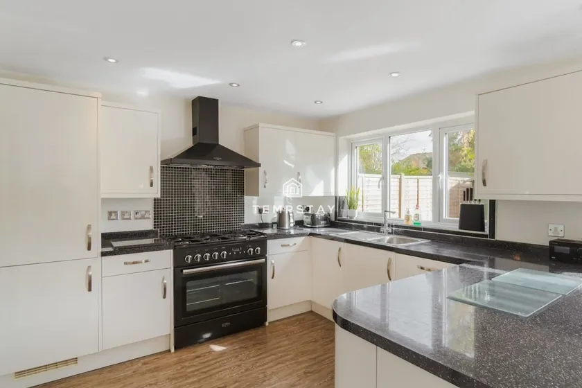 Spacious 5 bed Sunninghill with driveway parking - Image 1