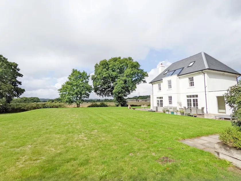 The White House - Bordon - Image 1