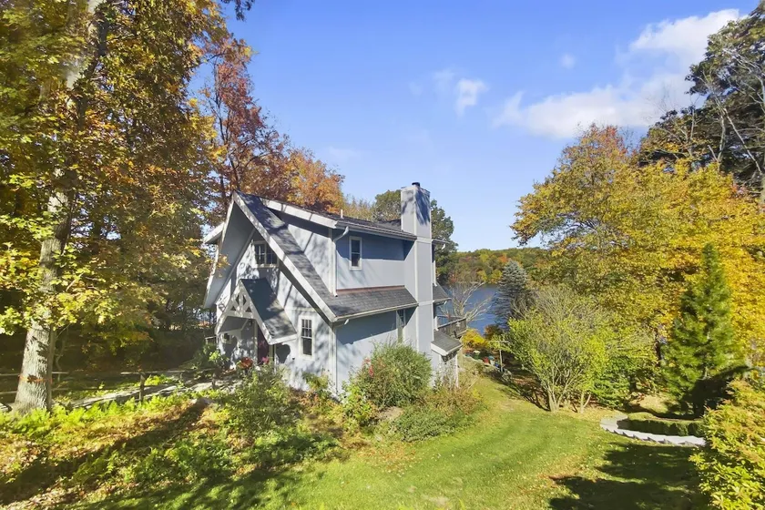 Cottage at Sunny Day- Lakeside, views, kayak, dock - Image 1