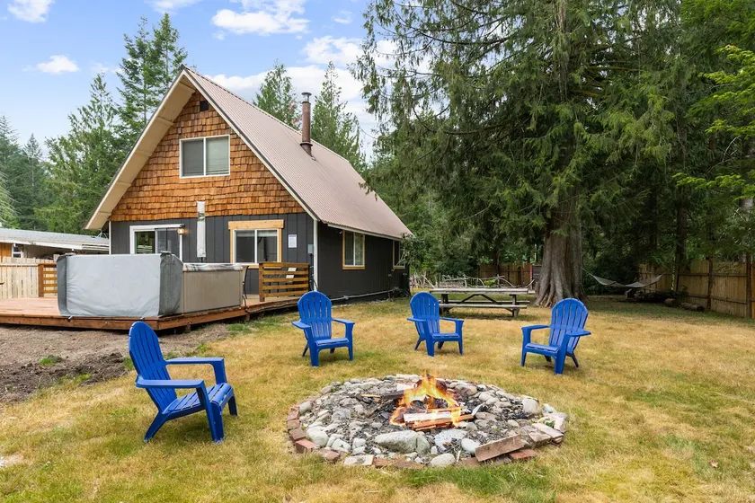 Millie's charming pet friendly cabin w/ wifi, fenced yard by hikes & Stevens Pass - Image 1