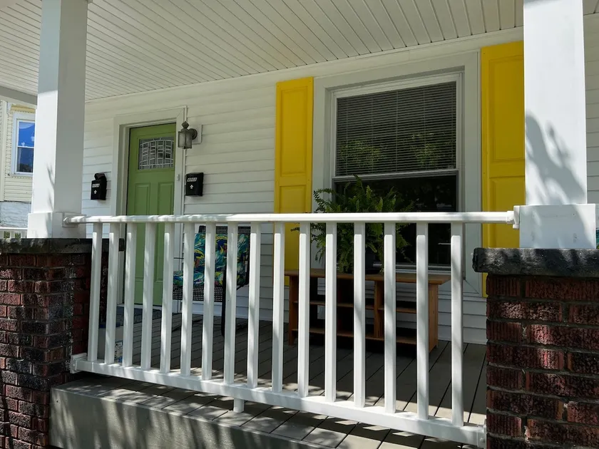 The Yellow-Shuttered House apt B - Image 1
