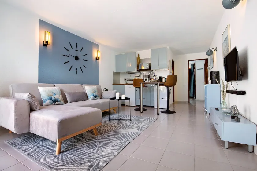 Appartement de vacances convivial et familial avec terrasse et internet haut débit | Vue ville | Plage à proximité - Image 1