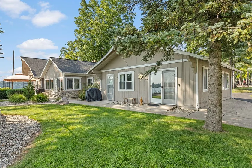 2 Lakefront Cottages with Docks, Bikes, BBQ - Image 1