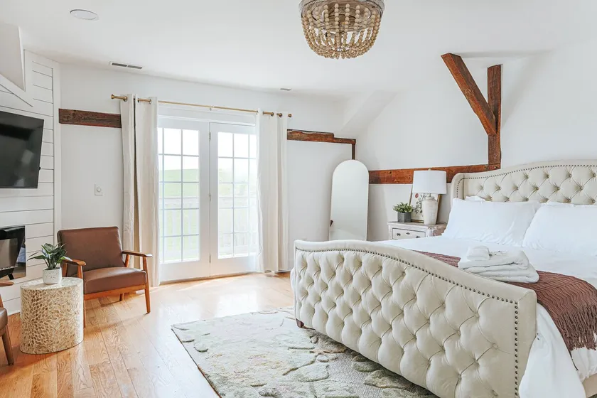 Serene King Suite with Soaking Tub - Image 1