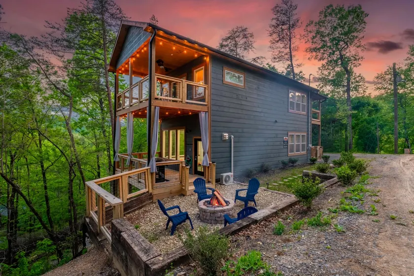 Romantic Cabin Retreat By Ghosal Luxury Lodging - Image 1