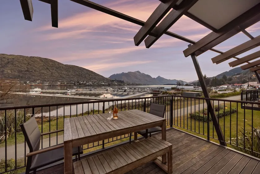Marina Gem - Lakefront 3 Bedroom Apartment - Image 1