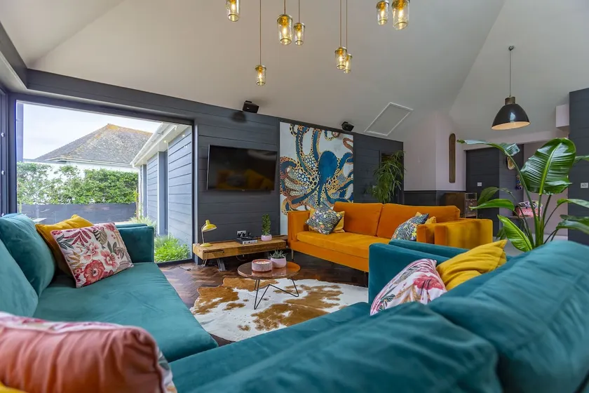 Dolphins Beach Retreat at Widemouth Bay, Cornwall - Image 1