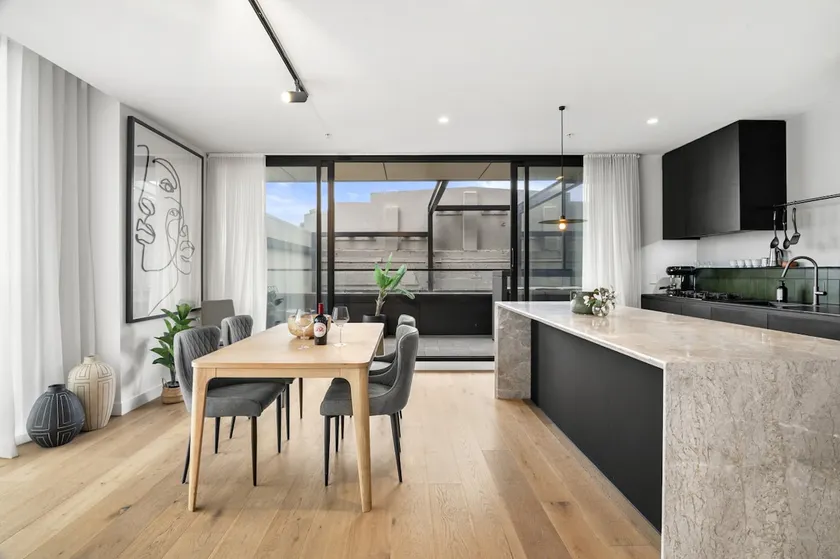 Designer Luxury Apt - Image 1
