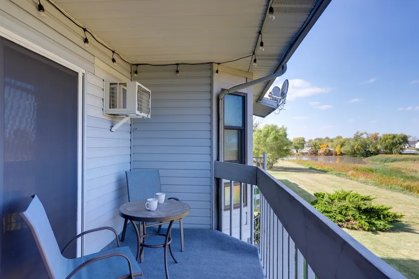 Pet-Friendly Oak Harbor Condo: Walk to Lake! - Image 1
