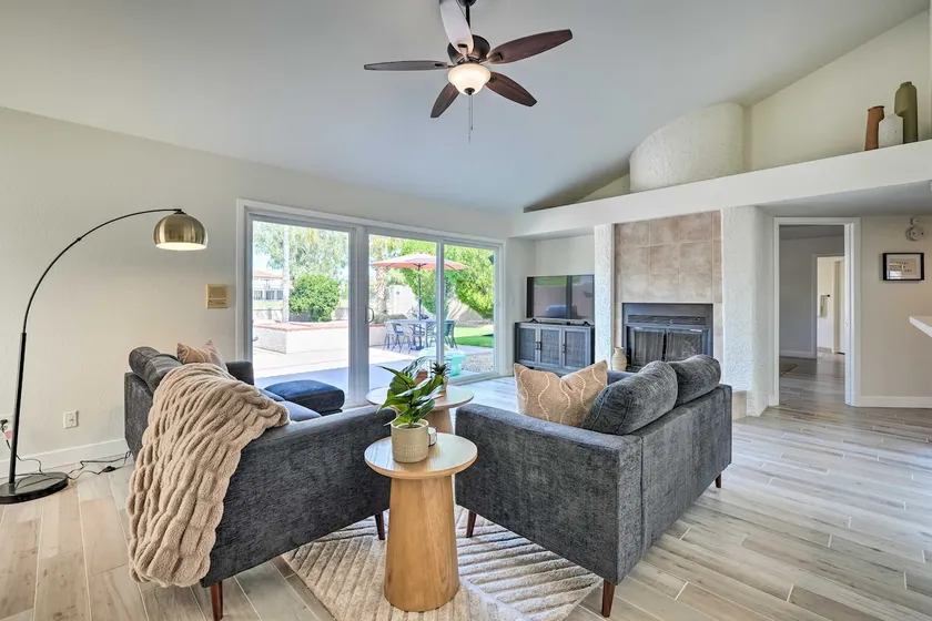 Ideal for Snowbirds! Poolside Getaway in Glendale - Image 1