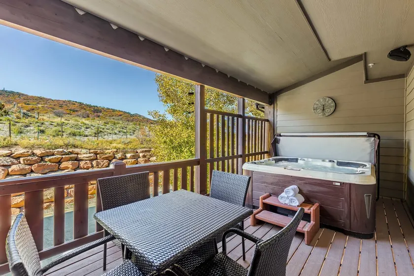 Bear Hollow Top-Floor 3BR | Mountain Views | Pool & Hot Tub | Sleeps 9 - Image 1