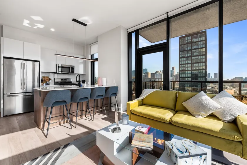City Views + Walk to Dining, Ideal for All - Image 1