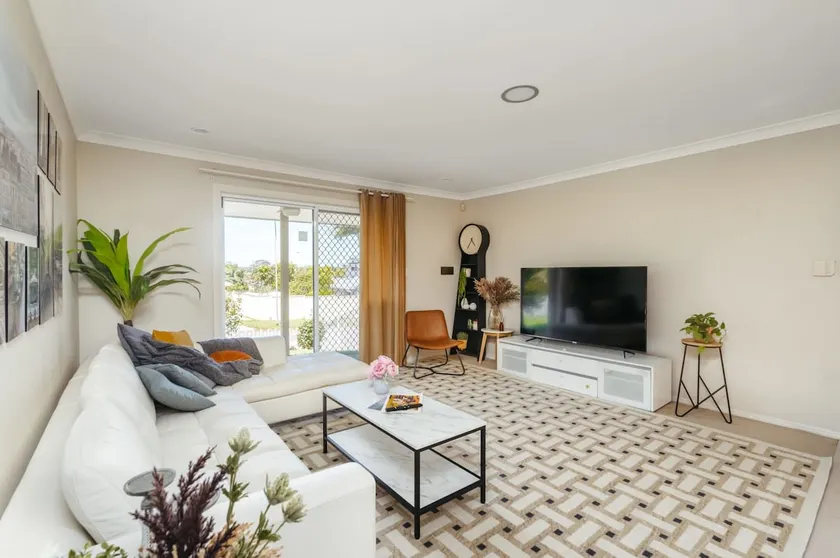 Spacious newly redecorated 5BD Family Home - Image 1