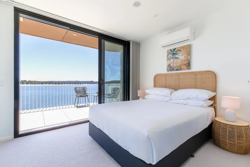 Lavish Coastal 2-Bed with Stunning Ocean Views - Image 1