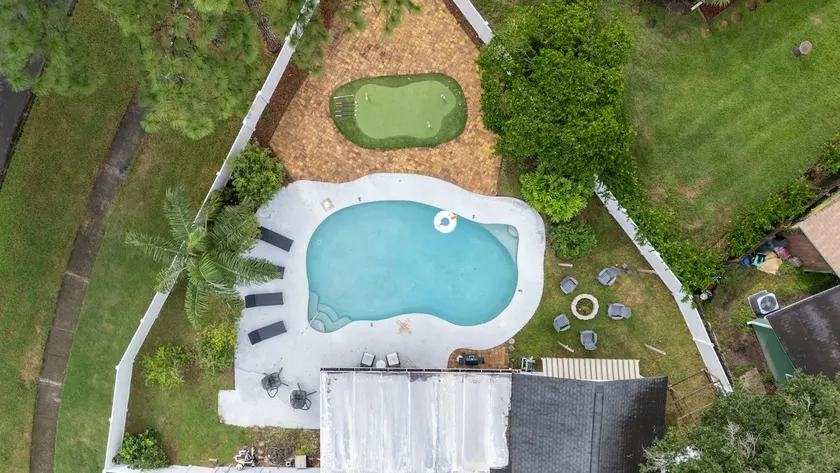 Putt Putt Pool Home - Mini Golf Grill Ping Pong - Image 1