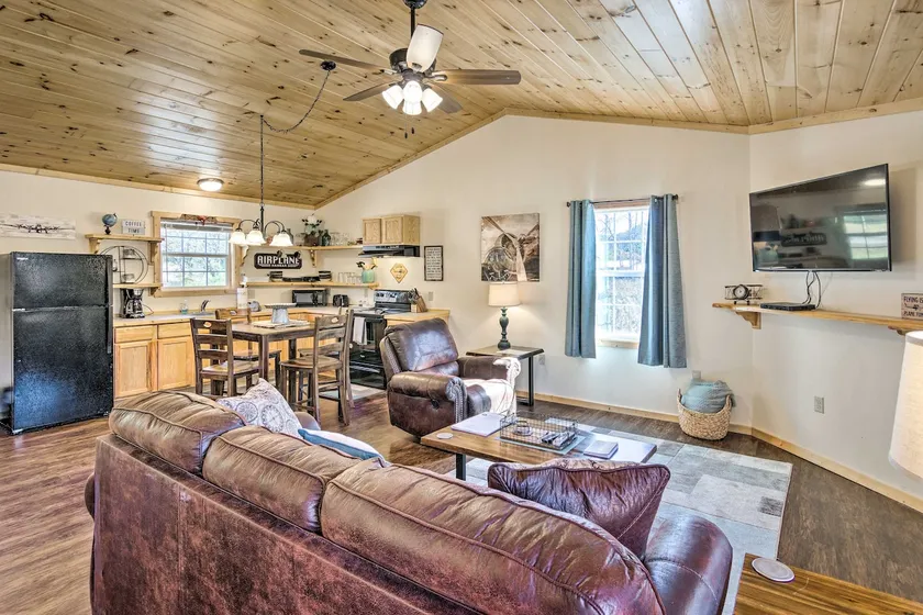 8 Mi to Great Smoky Mtn National Park: Cozy Cabin - Image 1